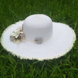 Broche mouton en perle blanche sur chapeau