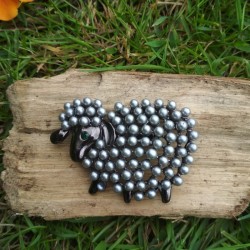 Broche mouton en perle grise sur bois