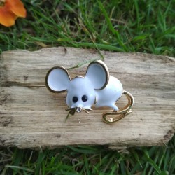 Broche souris en émail blanc sur bois