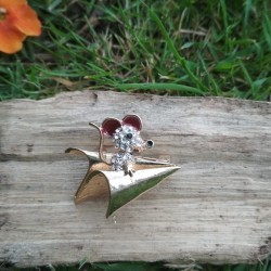 Broche souris sur avion papier en strass et émail blanc sur bois