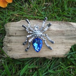 Broche araignée en strass et cristal bleu sur bois