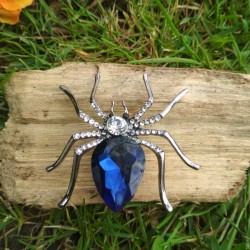 Broche araignée en cristal bleu sur bois