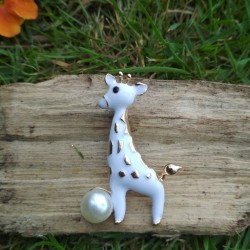 Broche girafe en émail blanc sur bois