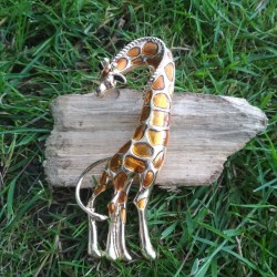 Broche girafe en émail sur bois