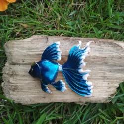 Broche poisson en émail bleu sur bois