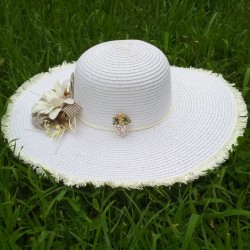 Broche raisin blanc en strass sur chapeau