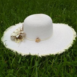 Broche souris sur avion papier en strass et émail blanc sur chapeau