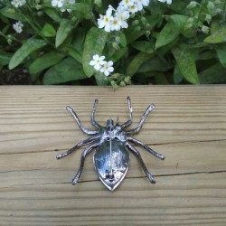 Broche araignée en cristal bleu de dos avec épingle visible