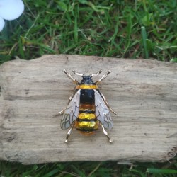 Broche abeille en émail jaune et noire sur bois