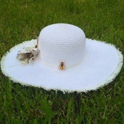 Broche abeille en émail jaune et noire sur chapeau