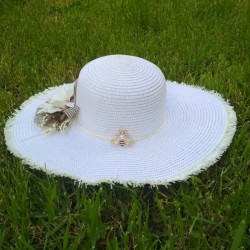 Broche abeille en strass avec perle blanche sur chapeau