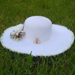 Broche abeille en strass avec perle dorée sur chapeau