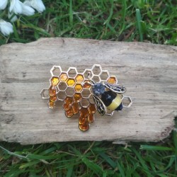 Broche abeille dans son essaim en émail jaune sur bois