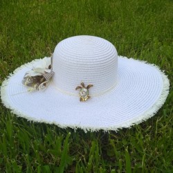 Broche tortue en strass blanc sur chapeau