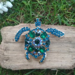 Broche tortue en strass vert et bleu sur bois