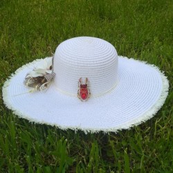 Broche scarabée en strass rouge sur chapeau