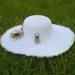 Broche scarabée en strass bruni sur chapeau