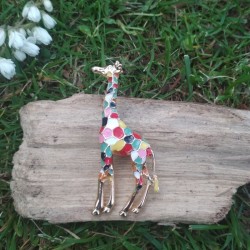 Broche girafe en émail multicolore sur bois