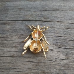 Broche abeille en émail jaune et noire de dos avec épingle visible