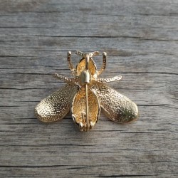 Broche abeille en strass avec perle blanche de dos avec épingle visible