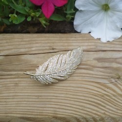 Broche plume luxueuse en OR plaqué sur du bois en gros plan
