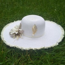 Broche fleur de lys en OR plaqué sur un chapeau