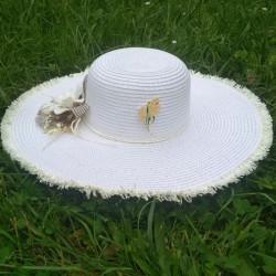 Broche fleur porte bonheur de luxe sur un chapeau