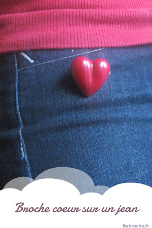 Broche cœur sur un jean