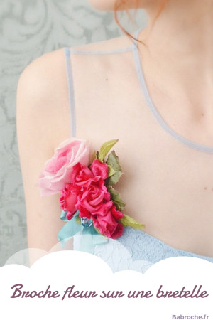 Broche fleur sur une bretelle de robe